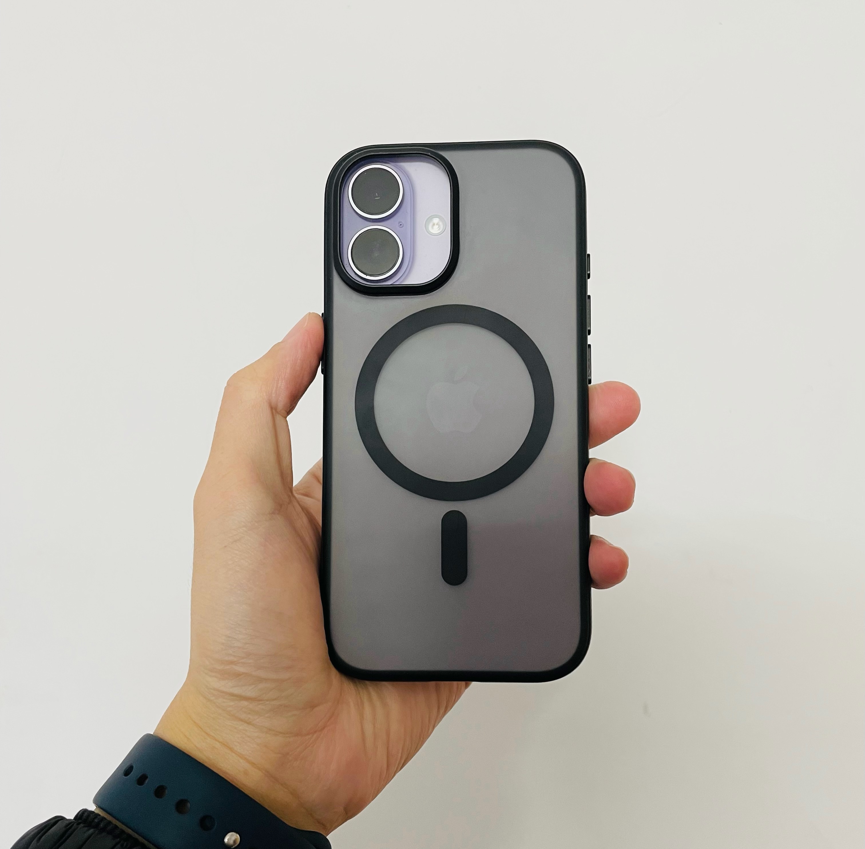 还挺满意我现在这个iPhone17的手机壳的各方面都挺好的，也抗摔，不出意外的话