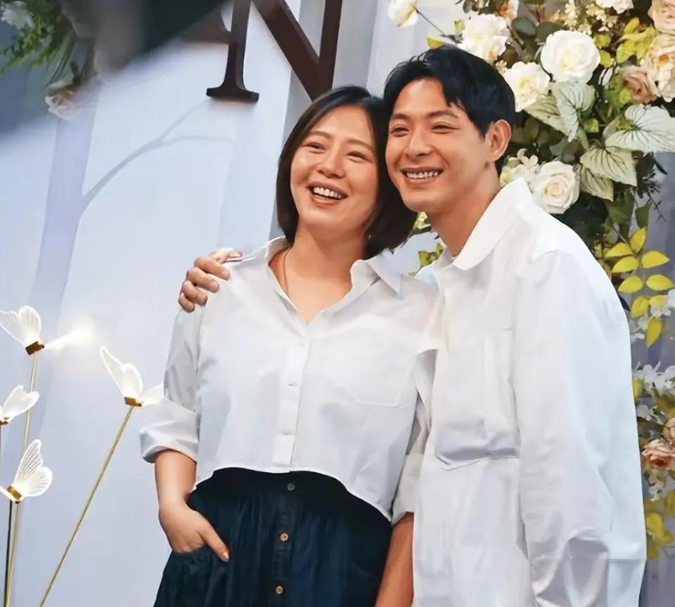 刘品言和男友在台湾省民政局登记结婚，她怀孕5个月了，状态有点差，脸部浮肿，脸色憔