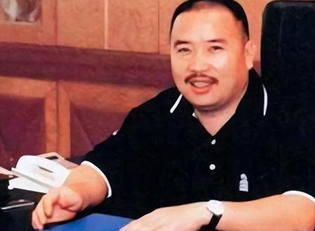 1991 年，二十出头的蔡玲玲从石狮原单位辞了职，经人介绍进了赖昌星开的电器店。