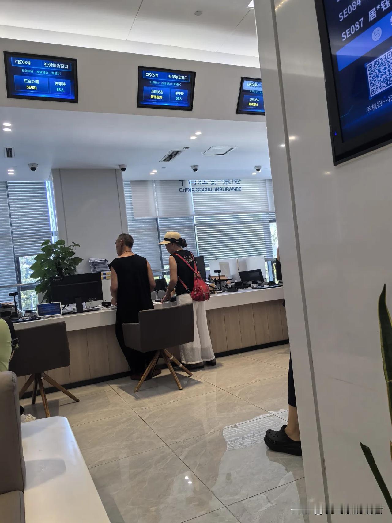 今天去社保大厅办事，排了四个小时，居然事情没办成。
早上十点钟到的，拿了个号，前