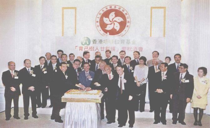 1982年，霍英东与李兆基等发起建立以育己树人为宗旨的香港培华教育基金会，为配合