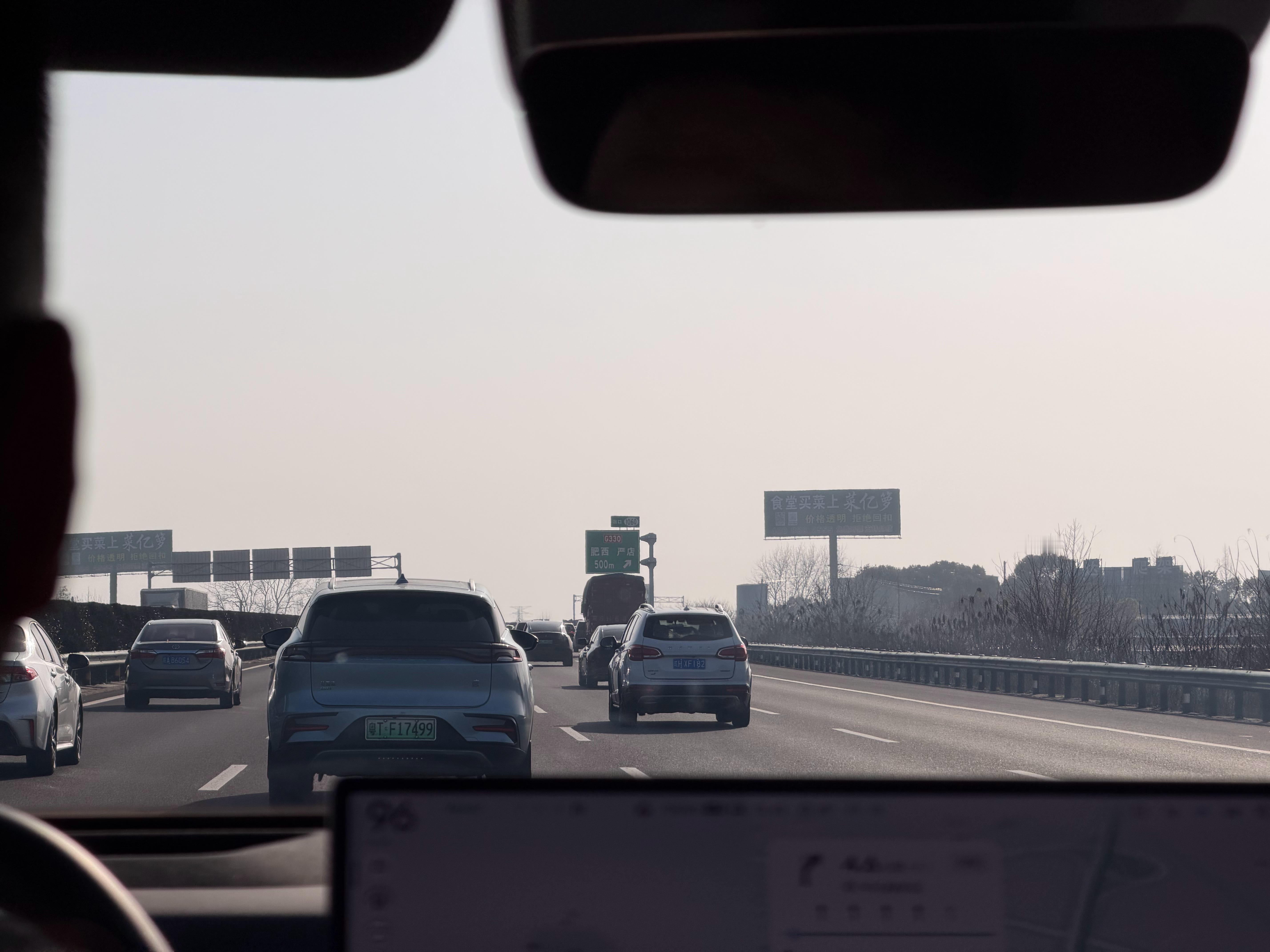 每到这个时候，搁路边落了一年灰的车终于重上高速，以80码的龟速慢慢试探第一程，先