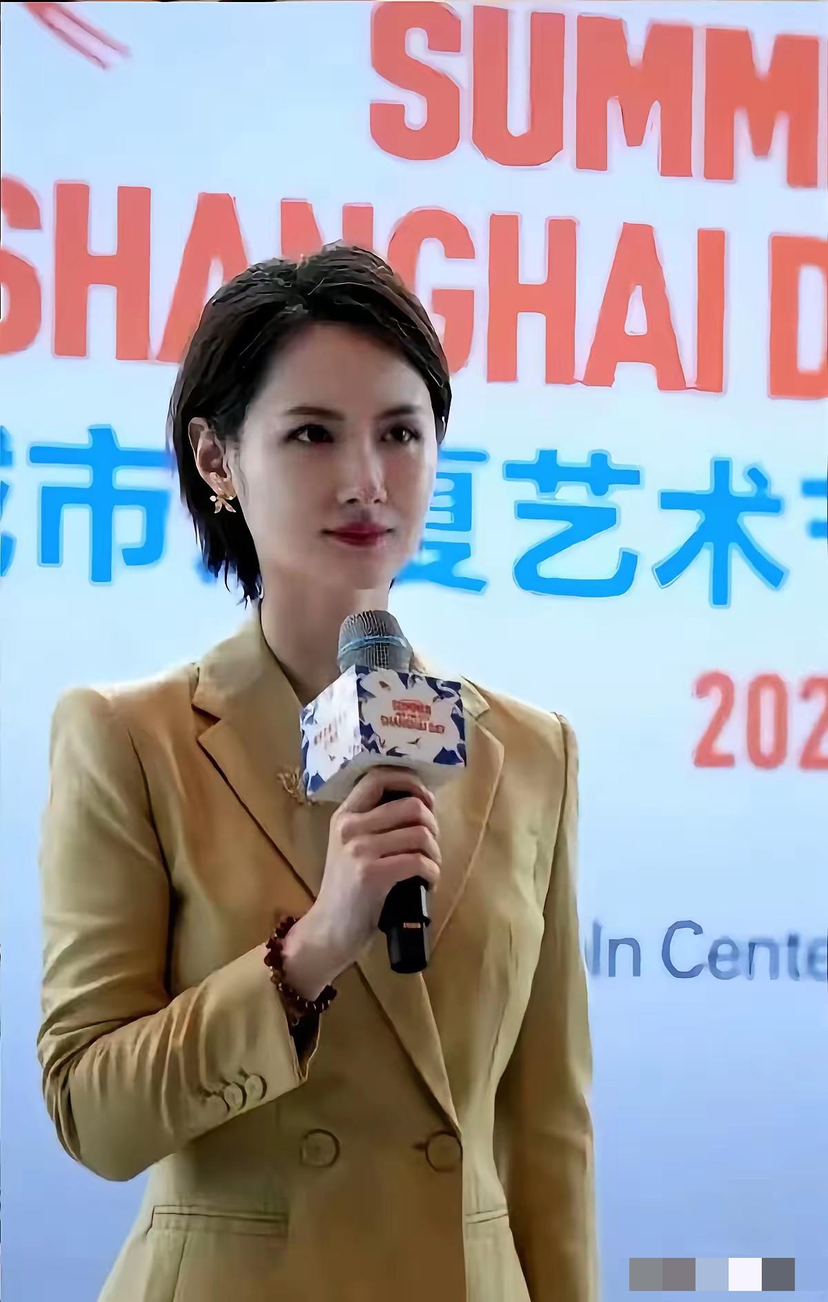 上海台主持人陈璇那事儿，结果出来了。没开除，工资照发。但转过身，台里就把她所有出