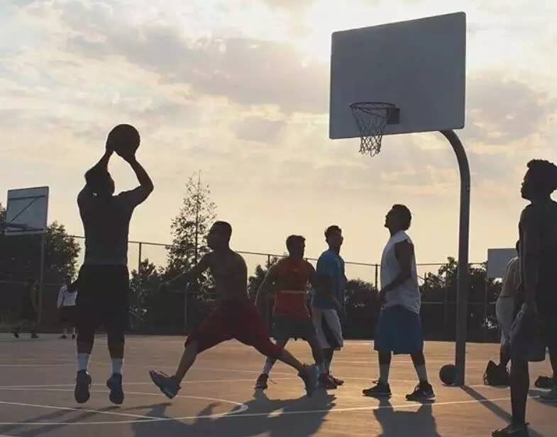 年轻人能玩在一起是情有可原的因为有共同的兴趣爱好，游戏、球鞋、乐队、露营、剧本杀