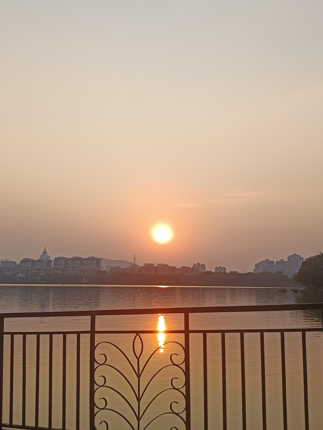 家人们谁懂啊，这个夕阳西下真的很好看。
这就是器械缝隙里面的景色。