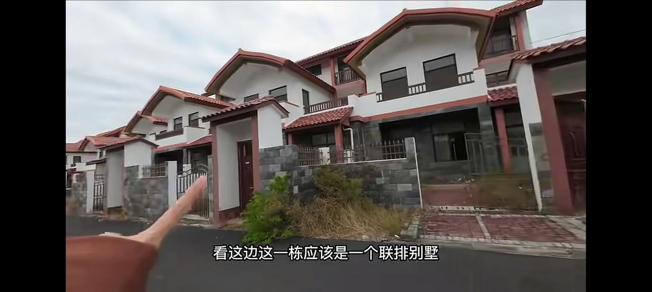 网友发现了一个海景别墅。有上千栋之多。这种别墅，要是放在三亚，哪一栋不值个上千万