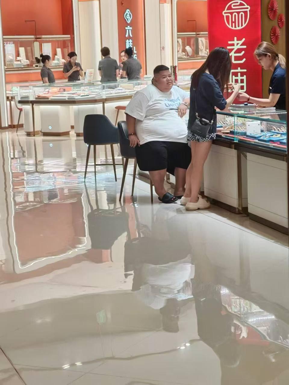 这个大胃袋是良子吧。
怪不得日本相扑手的老婆颜值都那么高，感情都是未亡人系列啊。
