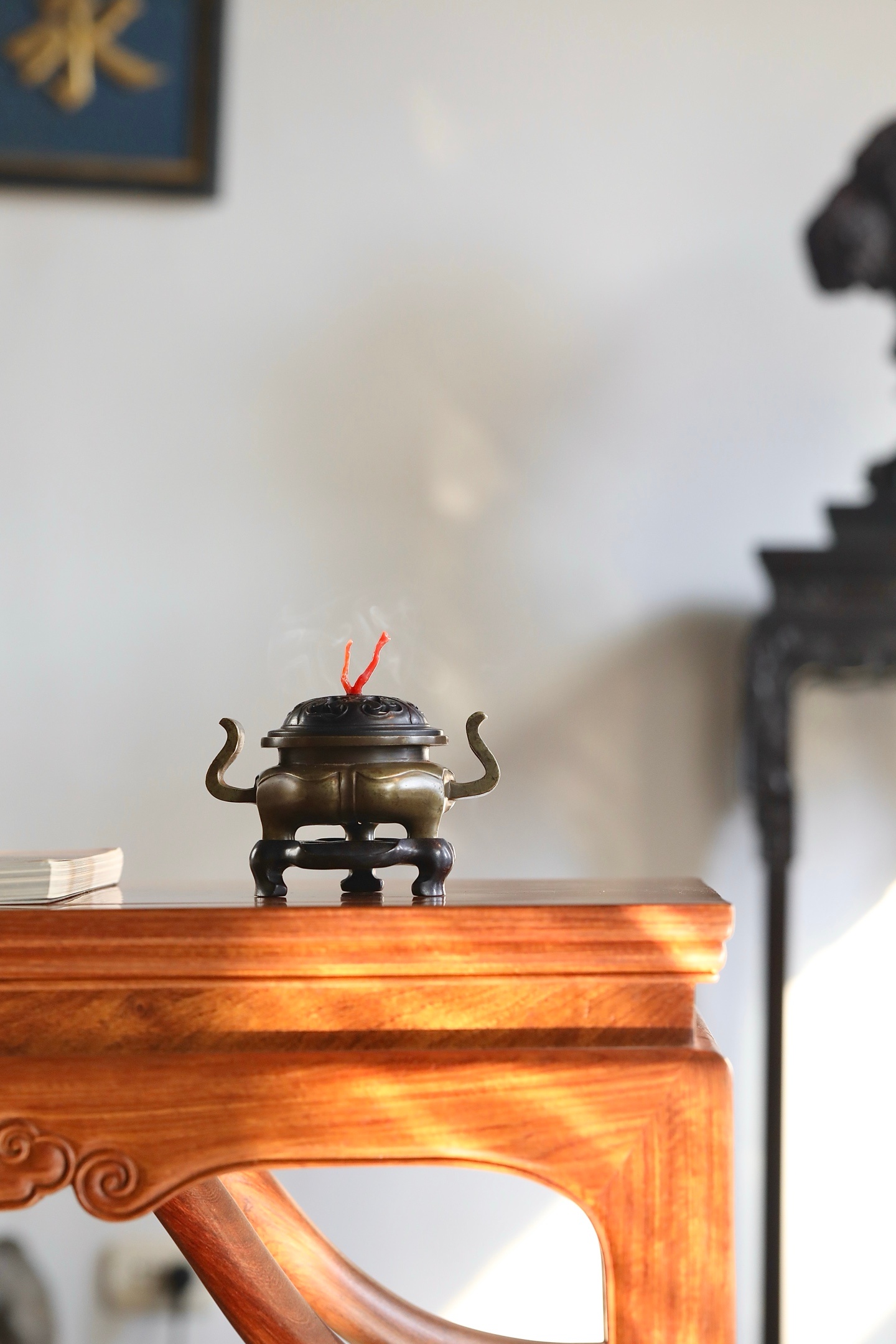 铜 | 朝冠耳炉炉身作经典双耳三足式，线条婉转流畅，炉盖镂雕缠枝纹，烟气可自纹隙