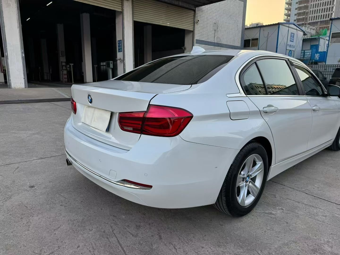 最新到店16年宝马316Li时尚型，16年8月份上牌，安全行驶9.6万公里，美女
