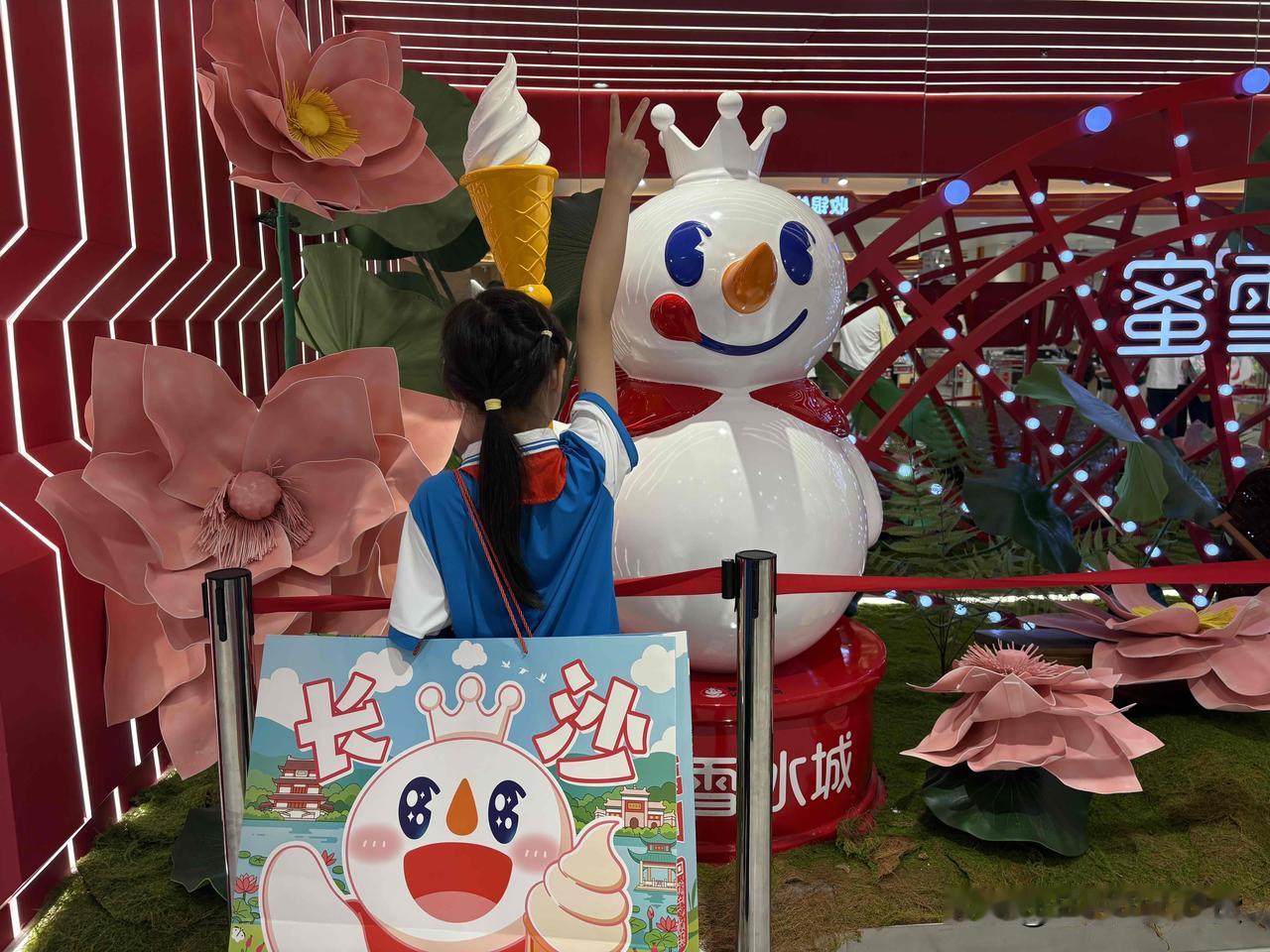 长沙打卡｜全球最大蜜雪冰城旗舰店✨雪王城堡

📍天心区黄兴南路步行街
⏰营业时