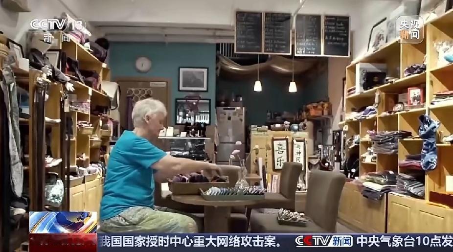 英国奶奶汶川地震后留在中国17年！如今活成这样，网友：比亲人还亲
 
谁能想到？
