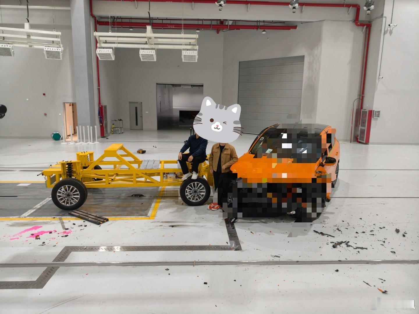 前几天去撞了个车：试验车先翻滚摔了个稀巴烂，再按照美国NHTSA做了个90km小