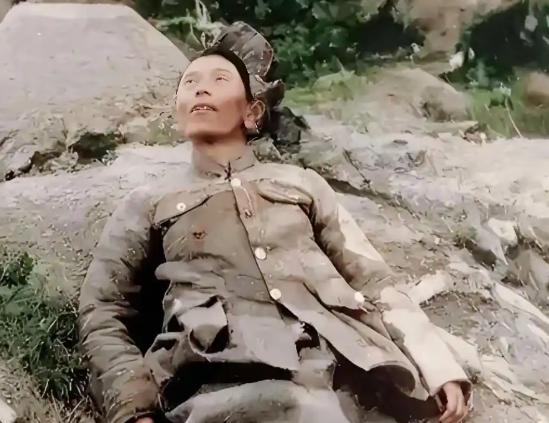 1946年。国军师长戴之奇走投无路饮弹自尽，遗体倒在土堆旁军帽散落，粟裕当即下达
