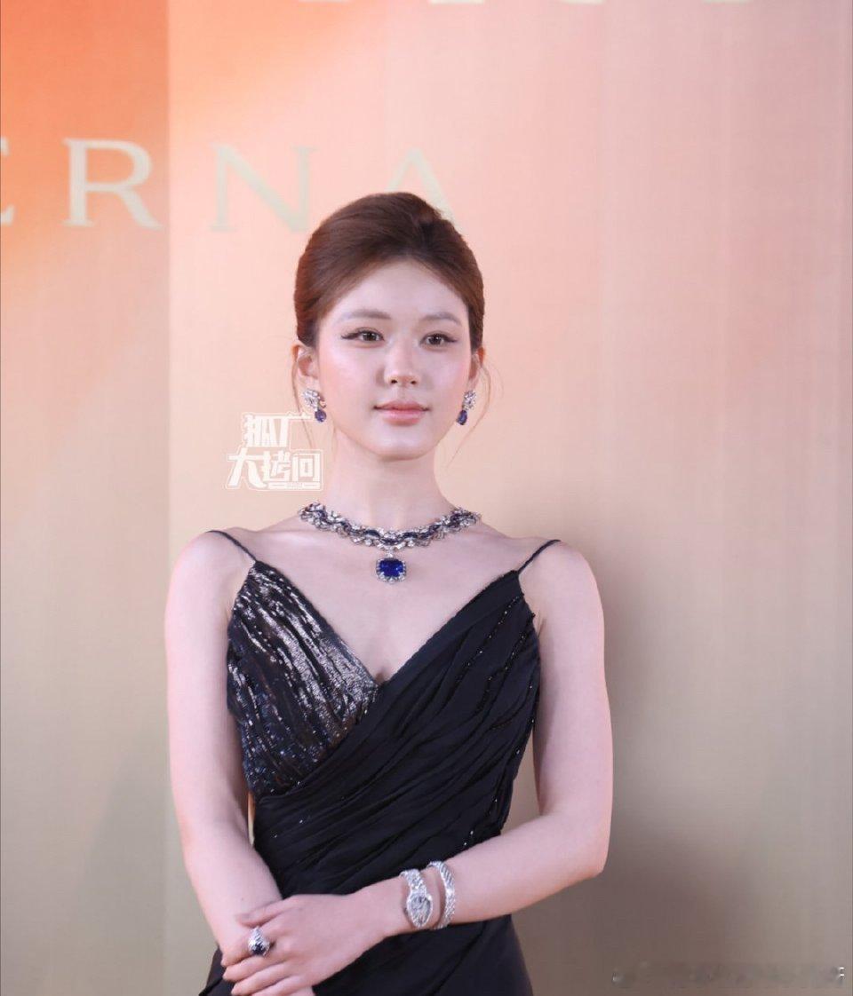 赵露思的脸什么情况啊？ 感觉嘴巴好肿，眼睛也快睁不开了…… ​​​