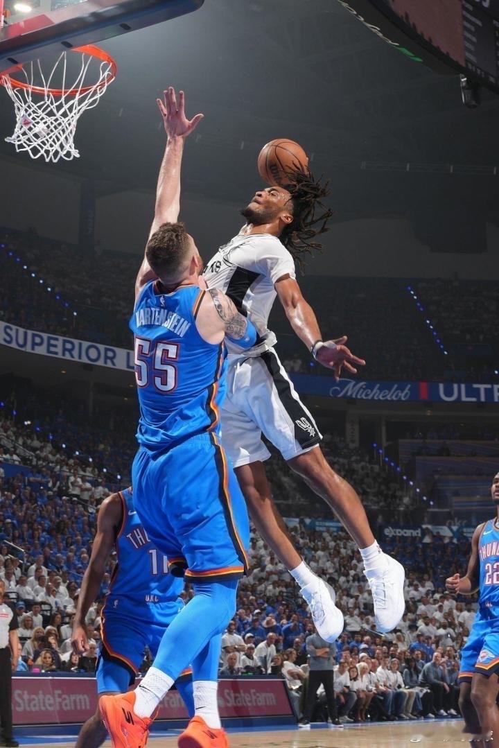 卡斯尔隔扣哈滕 雷霆被隔扣名场面NBA神级镜头【💣年度五大预定？卡斯尔这一扣，