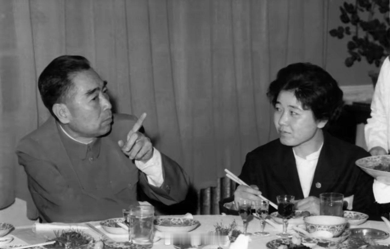 1961年4月20日，周恩来总理在欢送日本乒乓球队的宴会上情切和运动员们交流，右