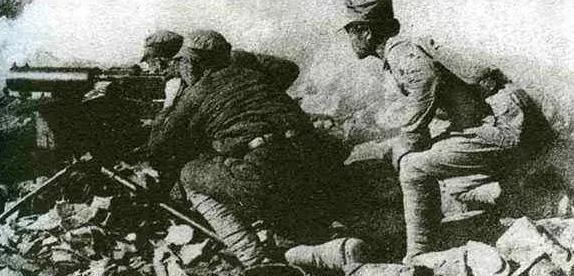 1938年10月的一天，吴奇伟正在万家岭侦察，发现一群和尚道士浩荡向万家岭走来，