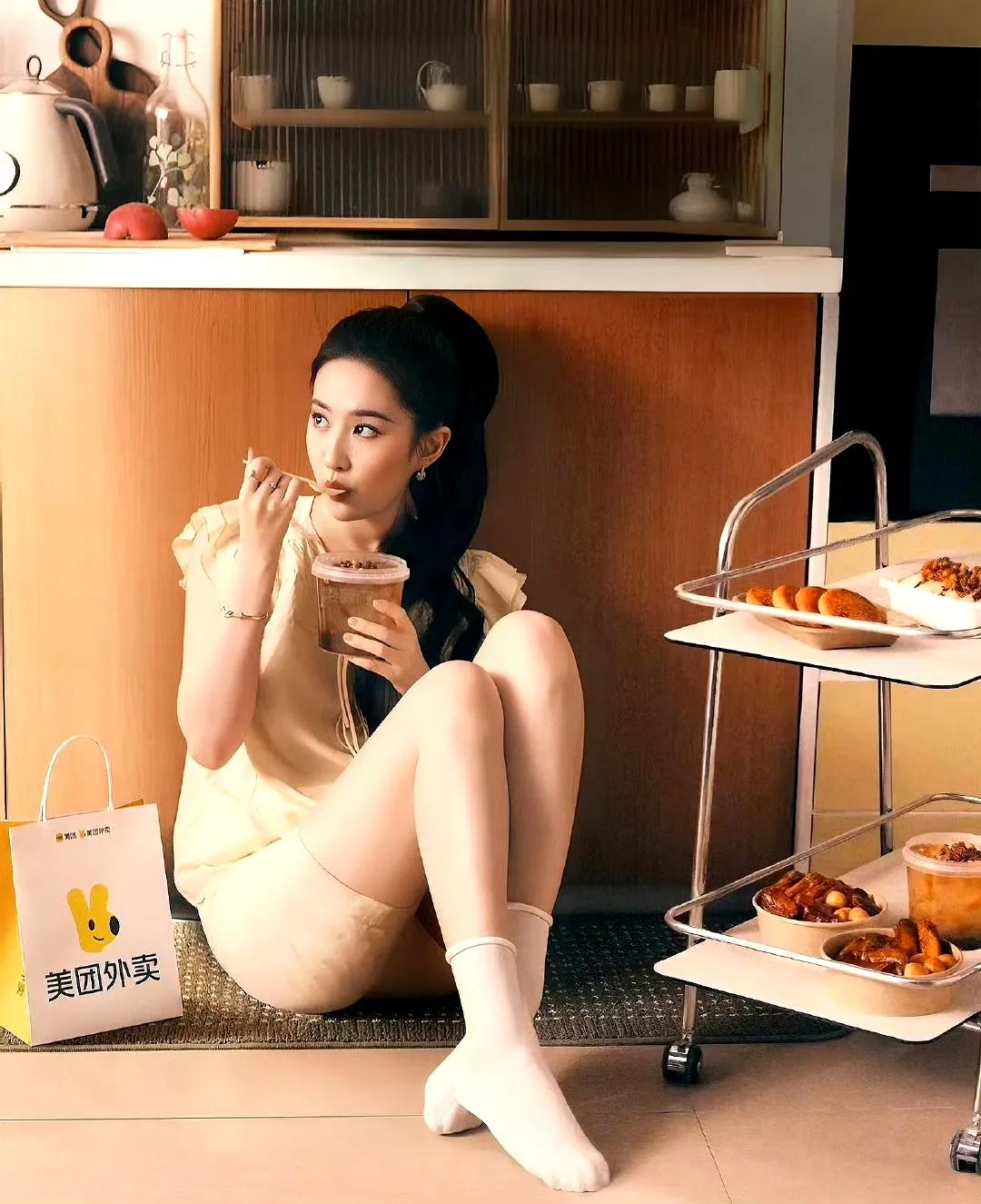 刘亦菲的小白袜也太美了吧！看她吃外卖都是一种享受！她好像吃的是莲子银耳粥，还有红
