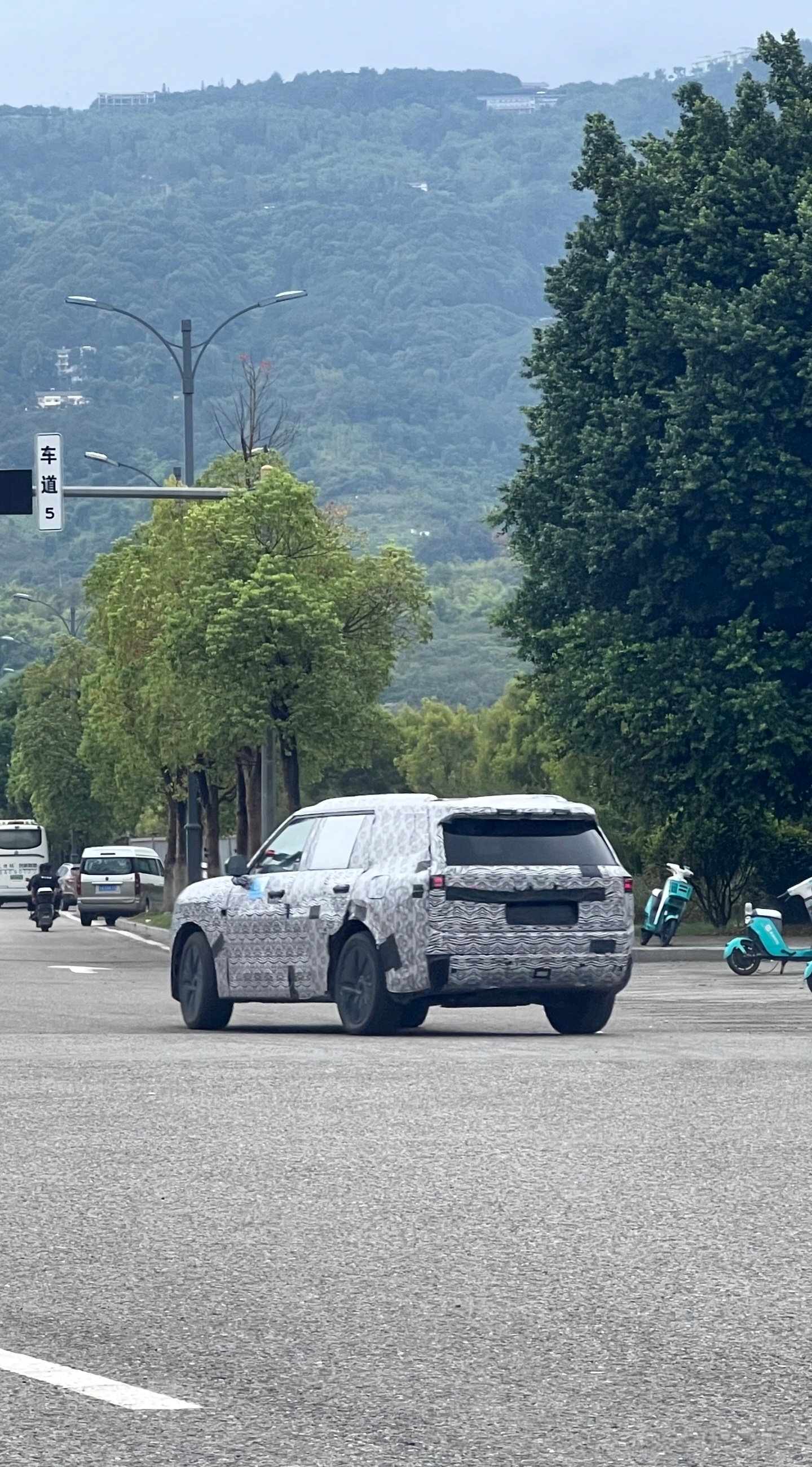 某重庆车企的SUV路试车这个线条挺好看的，很简洁大v聊车 ​​​