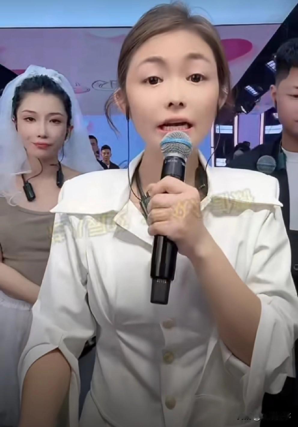 醋王发声向参加活动网红致谢。

           昨晚在仙家团播时，醋王用变