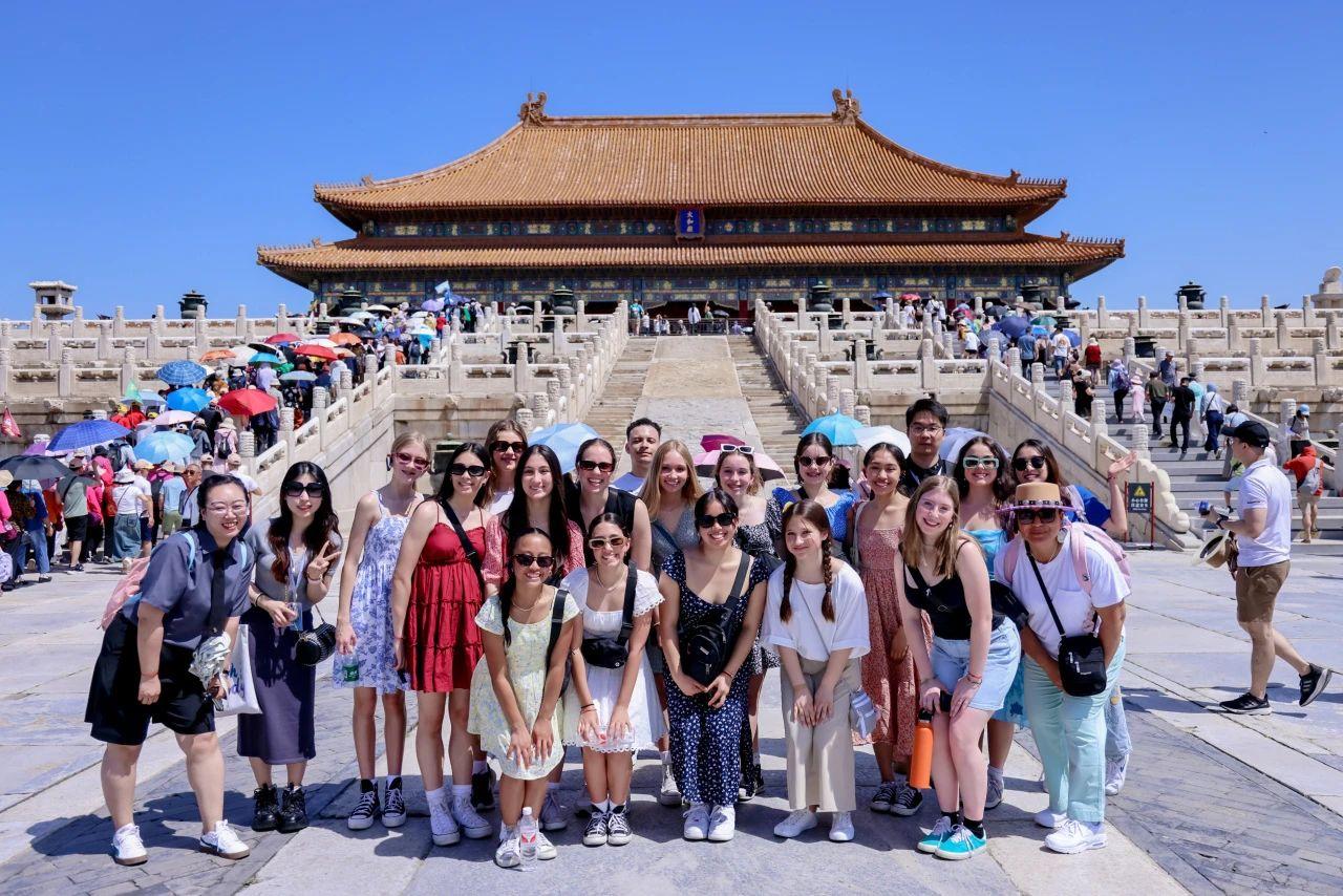 近期多批美国中学生到访北京，开启跨国青少年交流之旅。同学们先后游览长城、故宫等知