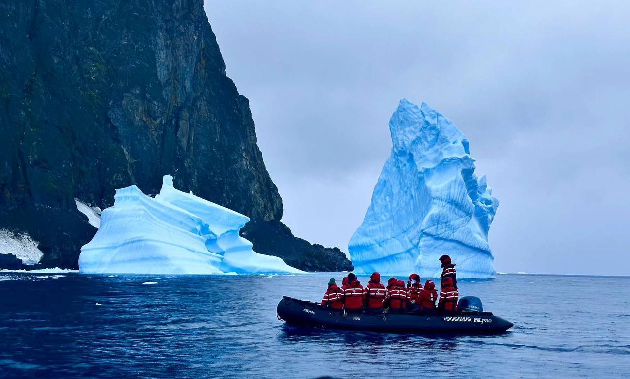 #走吧环球自驾#走进南极·初次巡游

[下雨][下雨]昨晚下雪好几个小时，顶层甲