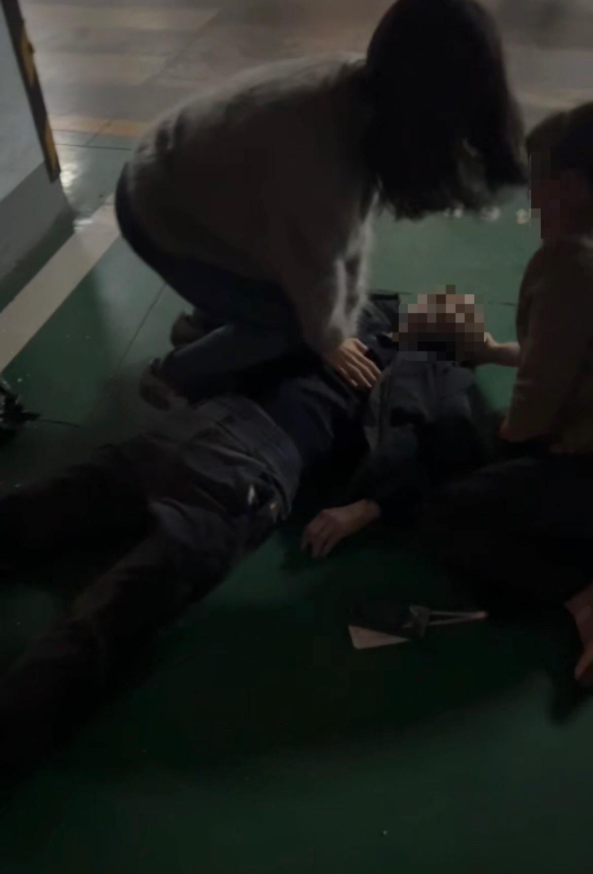 【玉林某停车场男子昏倒在车内外卖员砸窗救人】近日，玉林市某小区停车场一男子昏倒在