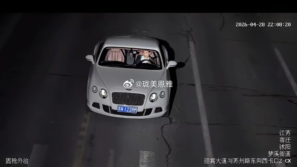 这个违章我认了没有任何异议，抽烟+嚼槟榔+玩手机+看美女！ 