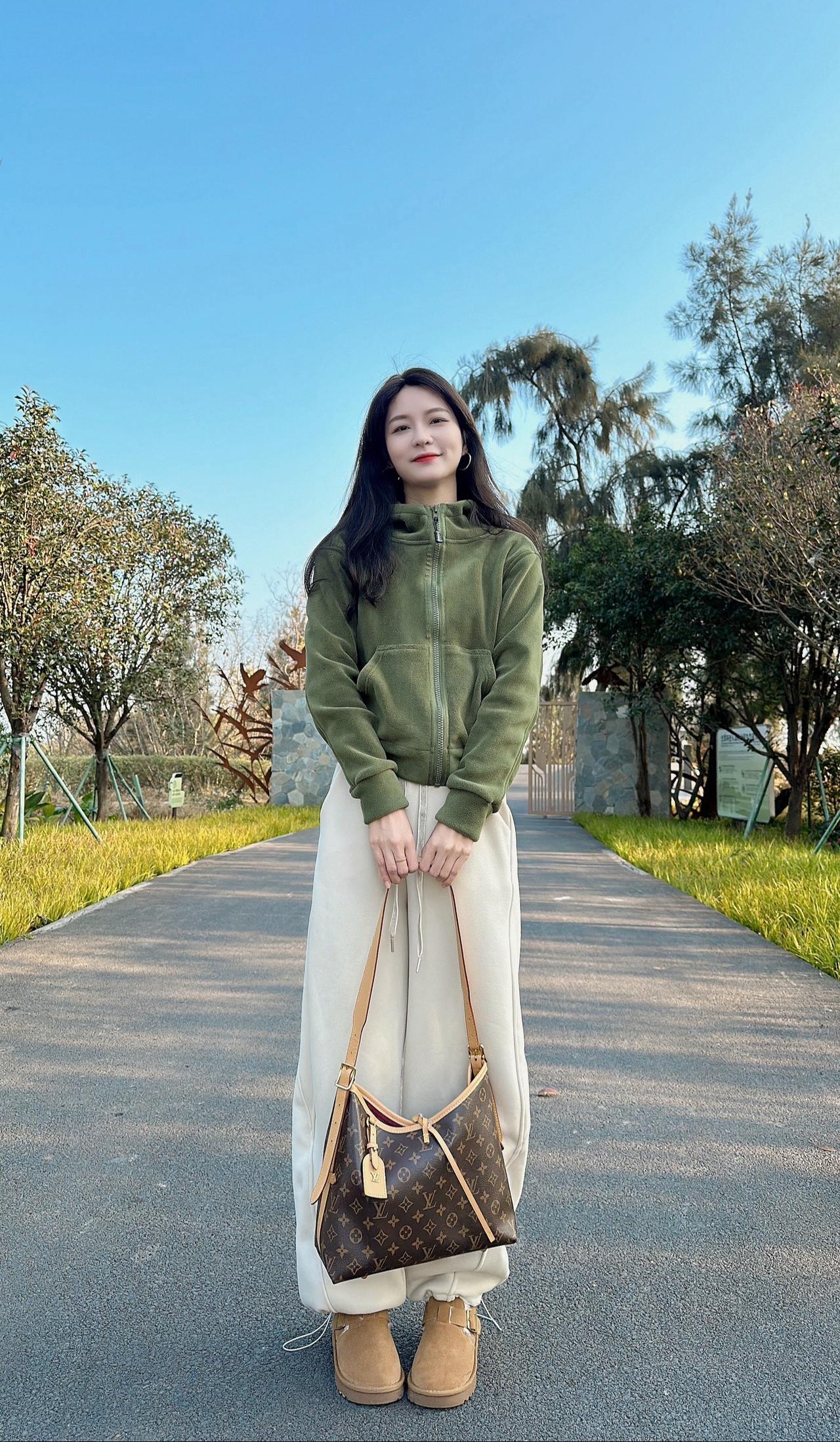 好的关系，连沉默都舒服，
错的关系，费尽心思都不对连帽卫衣 冬季穿搭