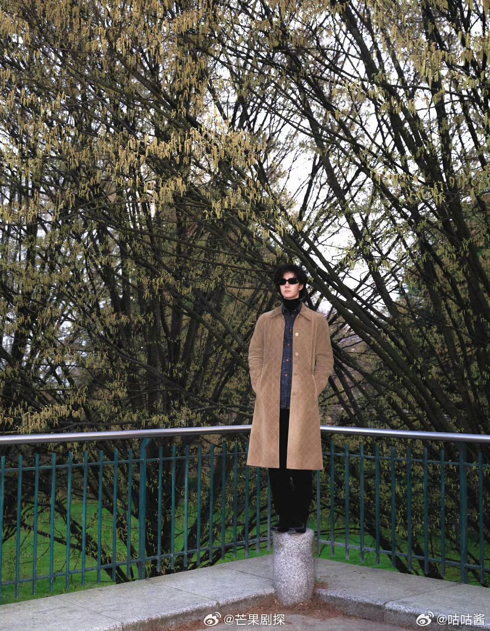 王一博米色菱格纹麂皮大衣王一博街头摄影 王一博米色格纹麂皮大皮街拍，贵气感扑面而