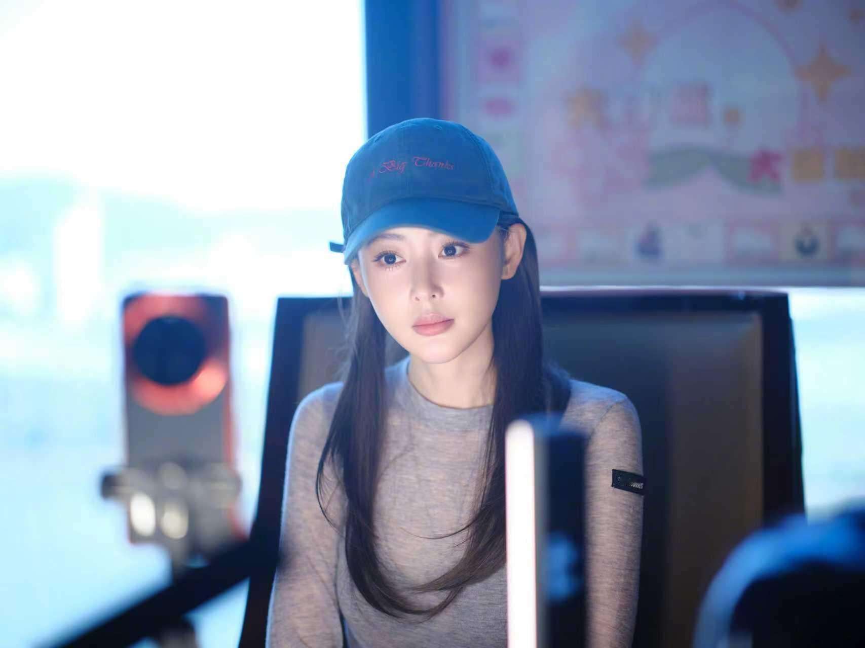 张天爱碎片日常照张天爱和棉花娃娃合照张天爱碎片日常照来啦！和棉花娃娃合照好可爱 