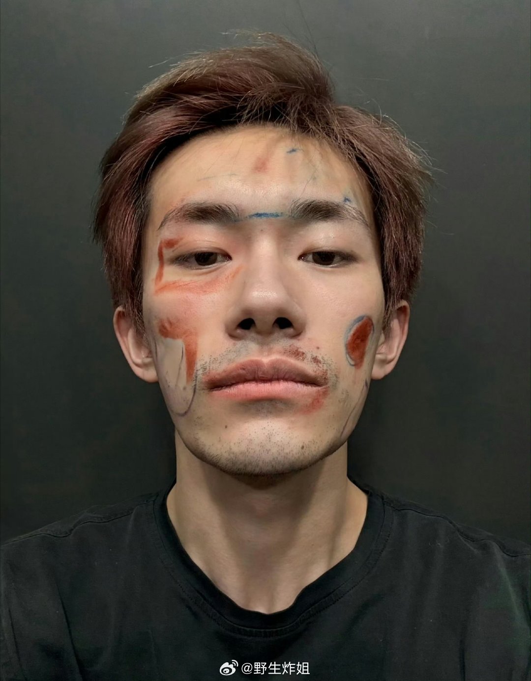 易烊千玺的愚人节营业来了，这是给自己画了点色彩在脸上呢，又有新的爱好了，涂涂画画