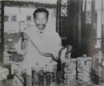 1956年，南通市土地庙，一个走南闯北的男人抓起剧毒的腹蛇，将蛇头对准自己的舌头