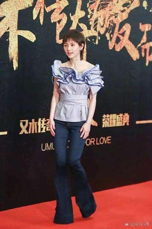 王子文 这穿搭太会了！露肩设计+喇叭裤显高显瘦，小个子穿出大气场，实力服气～ ​