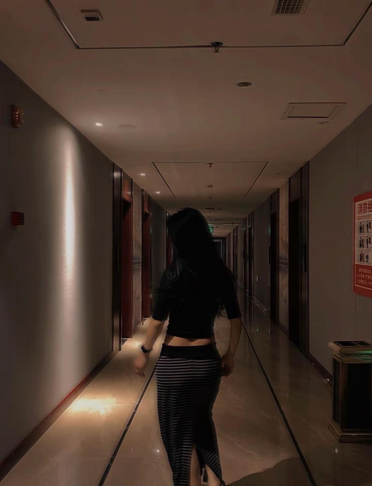 生活偶尔偷懒，身材从不妥协走廊随拍 背影杀