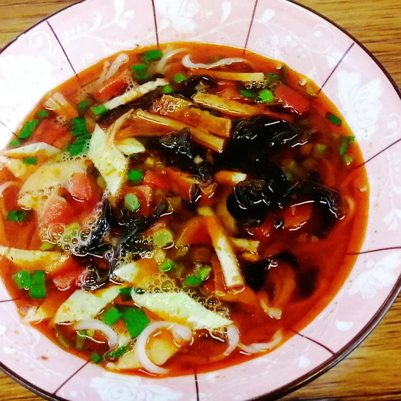 #今日餐桌美食分享#今日午餐———宝鸡臊子面。臊子面是陕西名小吃之一，宝鸡臊子面