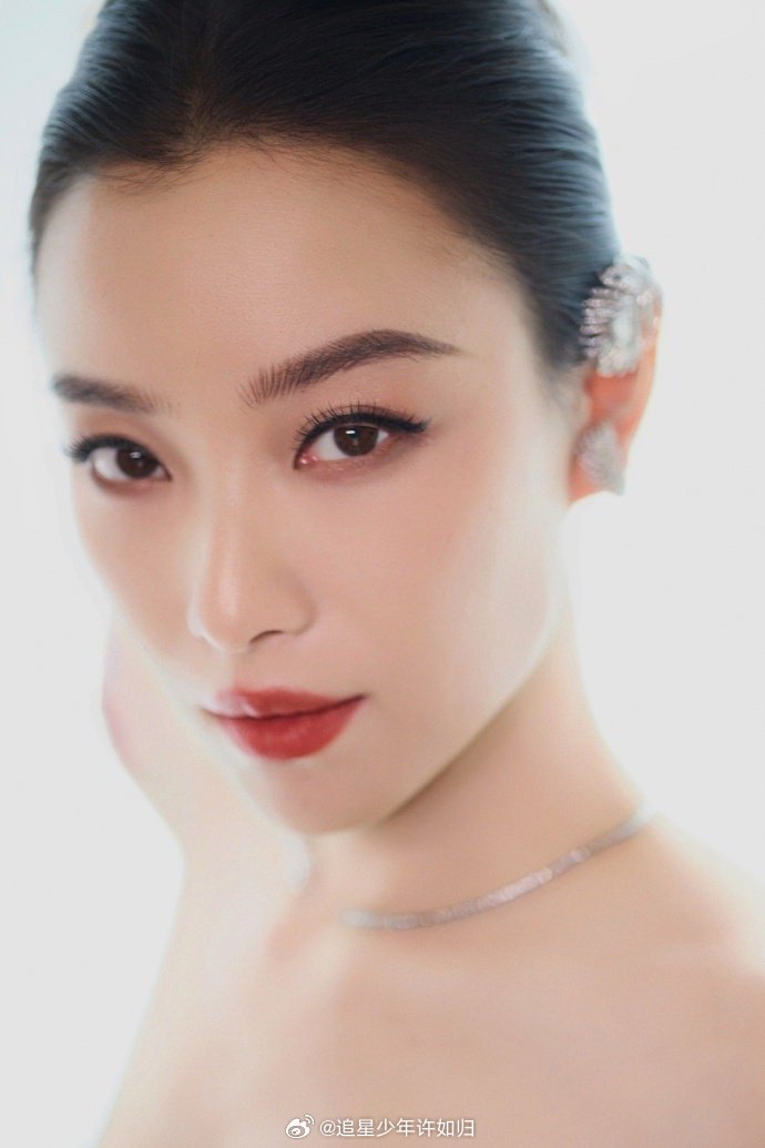 倪妮 大光明大红唇的杀伤力 最简单的往往最致命！没有一丝碎发的大光明发型，配上饱