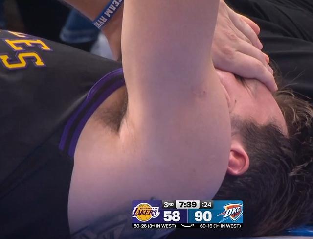 洛杉矶悲伤之夜：湖人41分惨败给雷霆，东契奇腿伤退赛！快船19分惨败马刺，赛场细