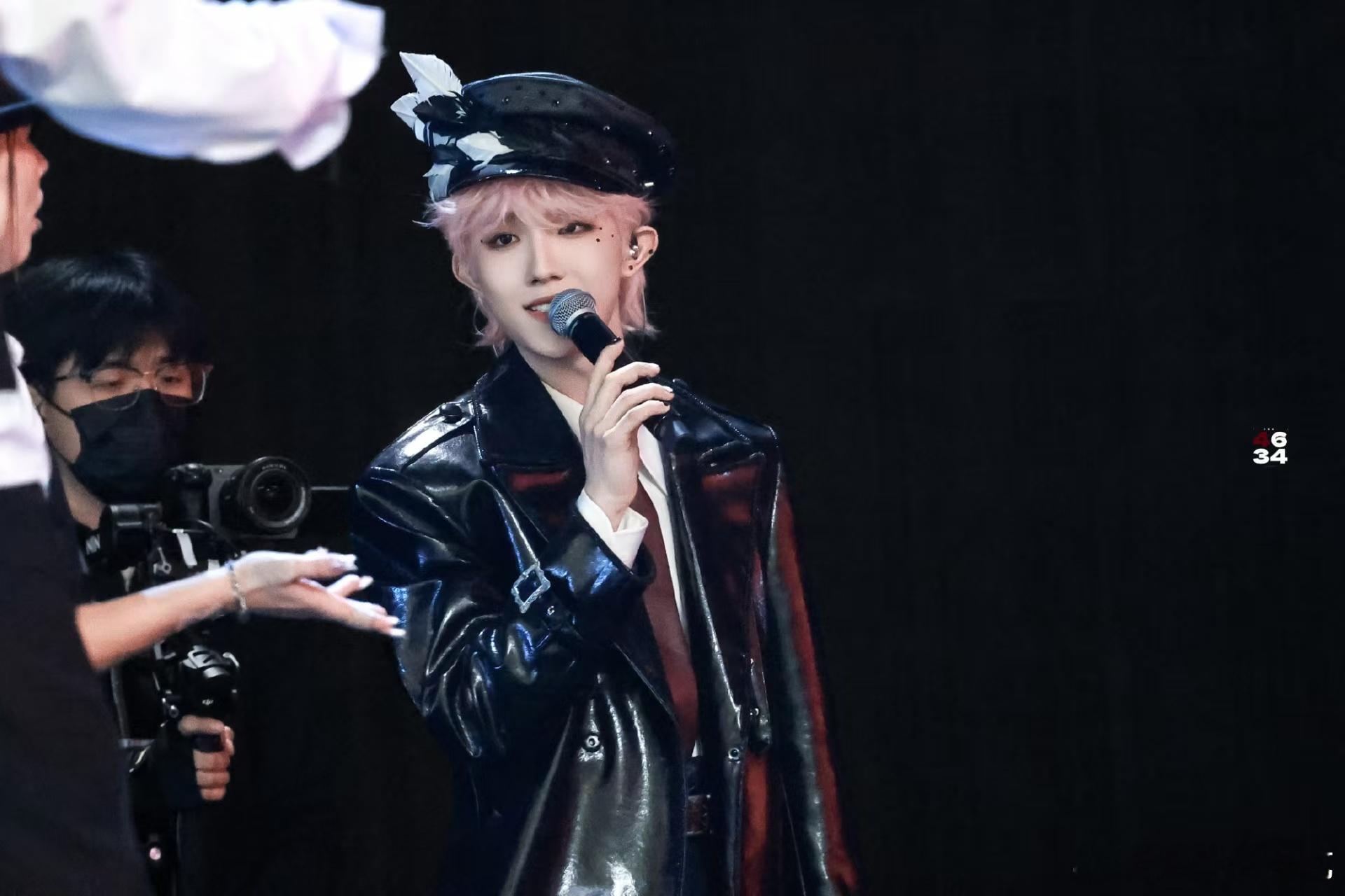 苏新皓无所畏计划舞台 苏新皓粉发版的无所畏计划舞台真是让人眼前一亮！舞台表现力超