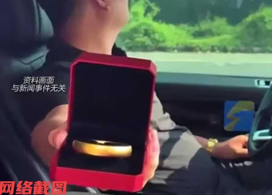 湖南长沙有中年男子，他每年都会给妻女买黄金首饰。

只不过如今他的做法得到了最大