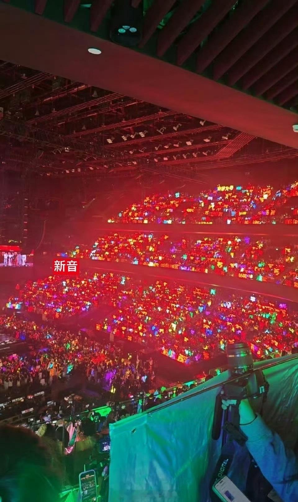 只知道演唱会苏新皓的红海占了全场大部分！杂志下架前也是唯一且秒切售罄！铁9永远第