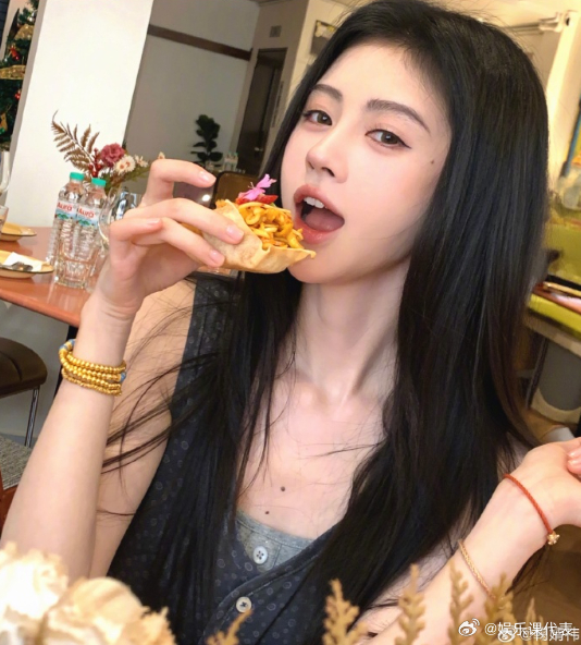 鞠婧祎方将统一回应 31日，记者就此事向鞠婧祎团队求证被丝芭传媒实名举报涉嫌偷税