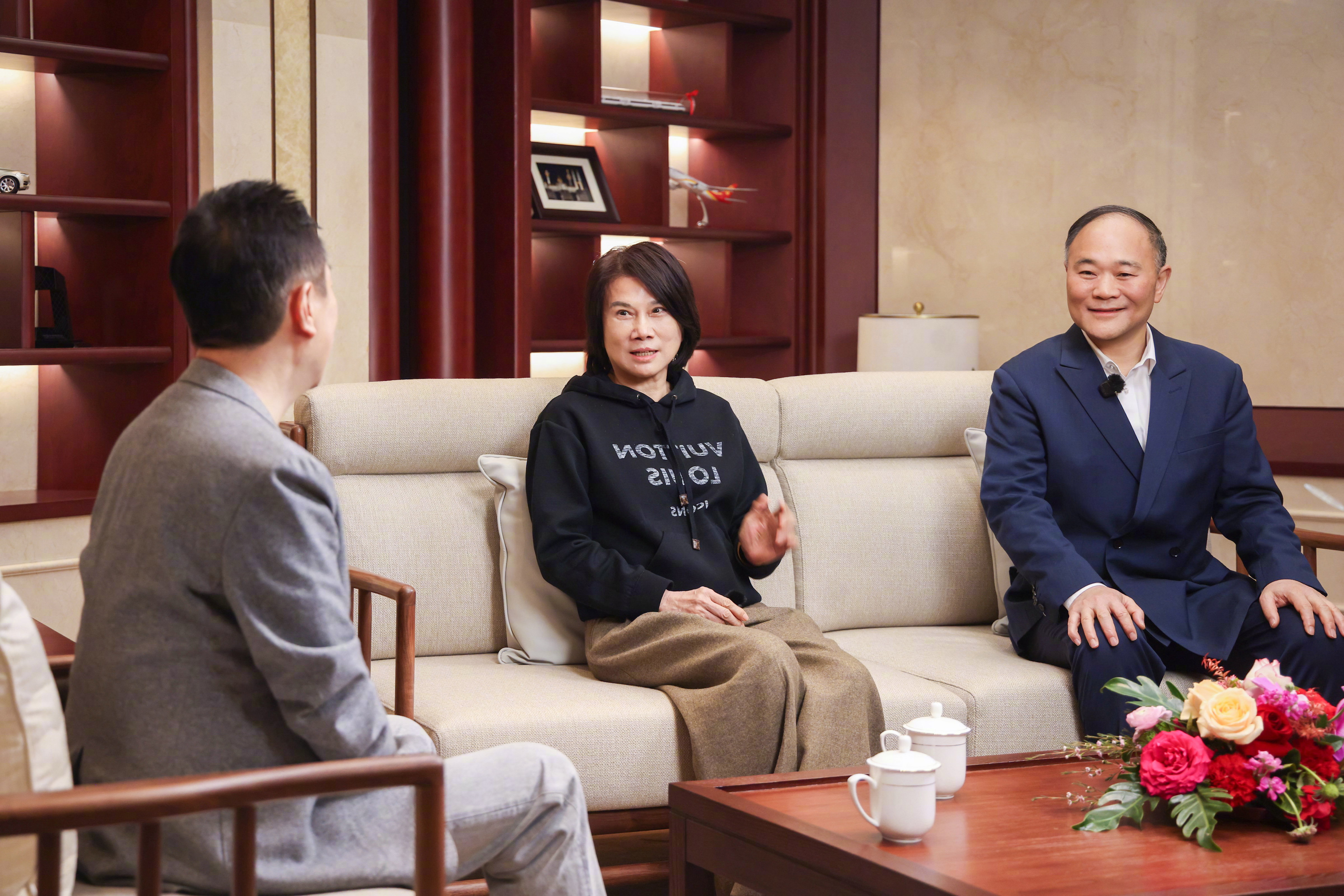 董明珠回应换车称中国汽车看吉利注意董明珠的009光辉交付仪式上，除了C位的本次购