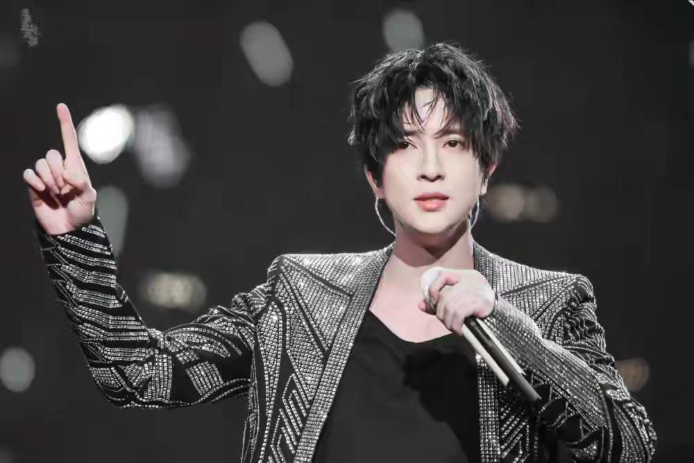 一个月前谢娜怒怼薛之谦，指责他早年言论牵连张杰却拒不认错，薛之谦沉默应对，口碑一