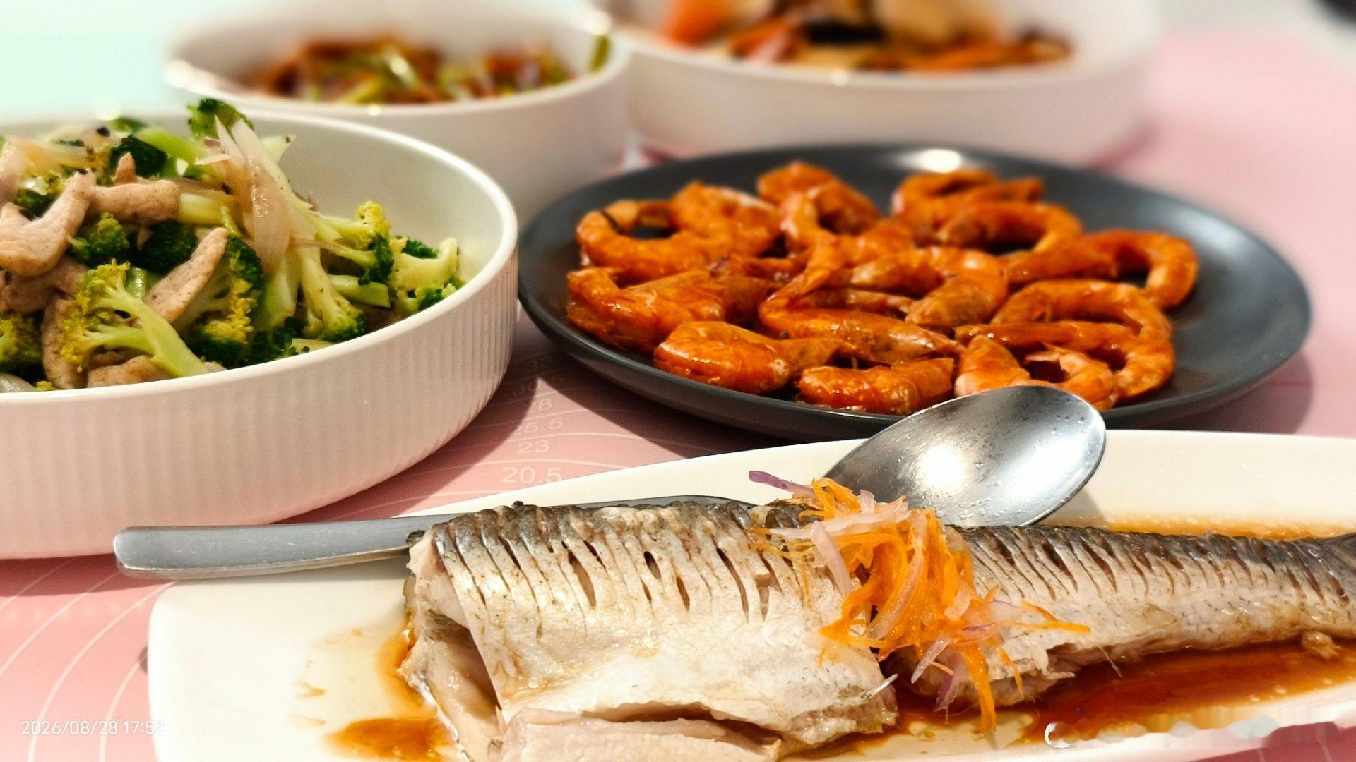 今日晚餐姐姐說，弟弟能長這麼高，主要是我家伙食好[哈哈][哈哈]。 ​​​