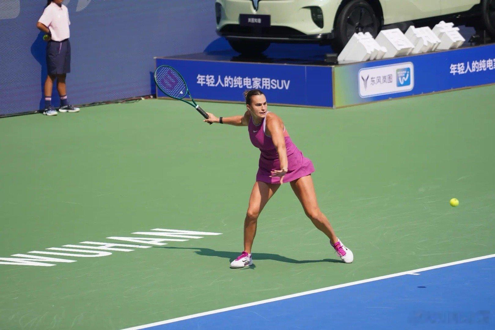 #萨巴伦卡说郑钦文跟之前比确实有进步#在WTA1000武汉网球公开赛的女单决赛中