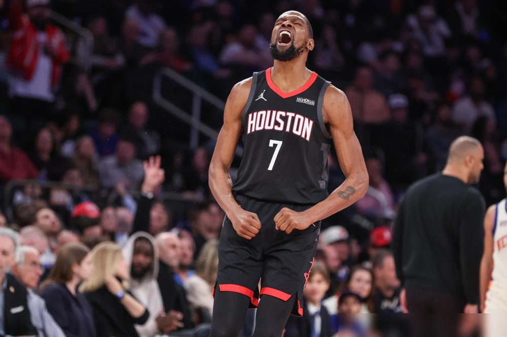 火箭更衣室彻底炸了。悍将暂停时就要冲向乌度卡，杜兰特旁边看着，直接怒摔毛巾走人。