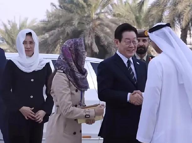 社恐的金女士太可爱了！李在明此次访问阿联酋，其夫人金惠景全程陪同，因尊重别国习俗