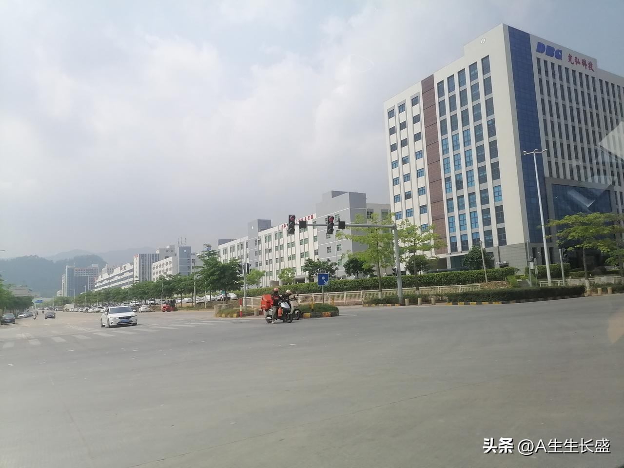 一边是繁华的大都市，一边是荒凉的山区农村，没人想得到这里居然是深圳！