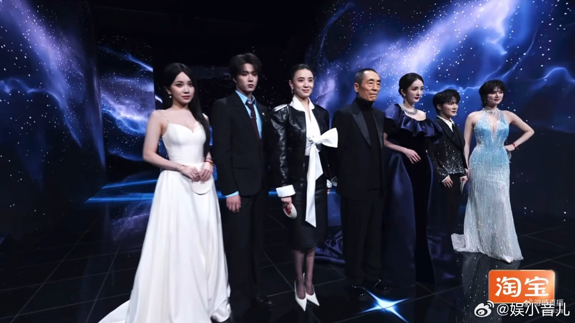 惊蛰无声剧组太权威了《惊蛰无声》剧组红毯创意拉满！全员举碟宣传辨识度拉满，高颜值